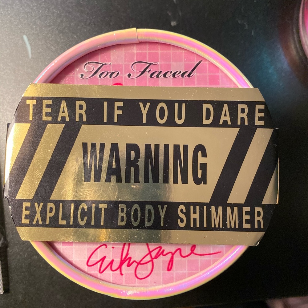 Pat The Puss shimmer body powder